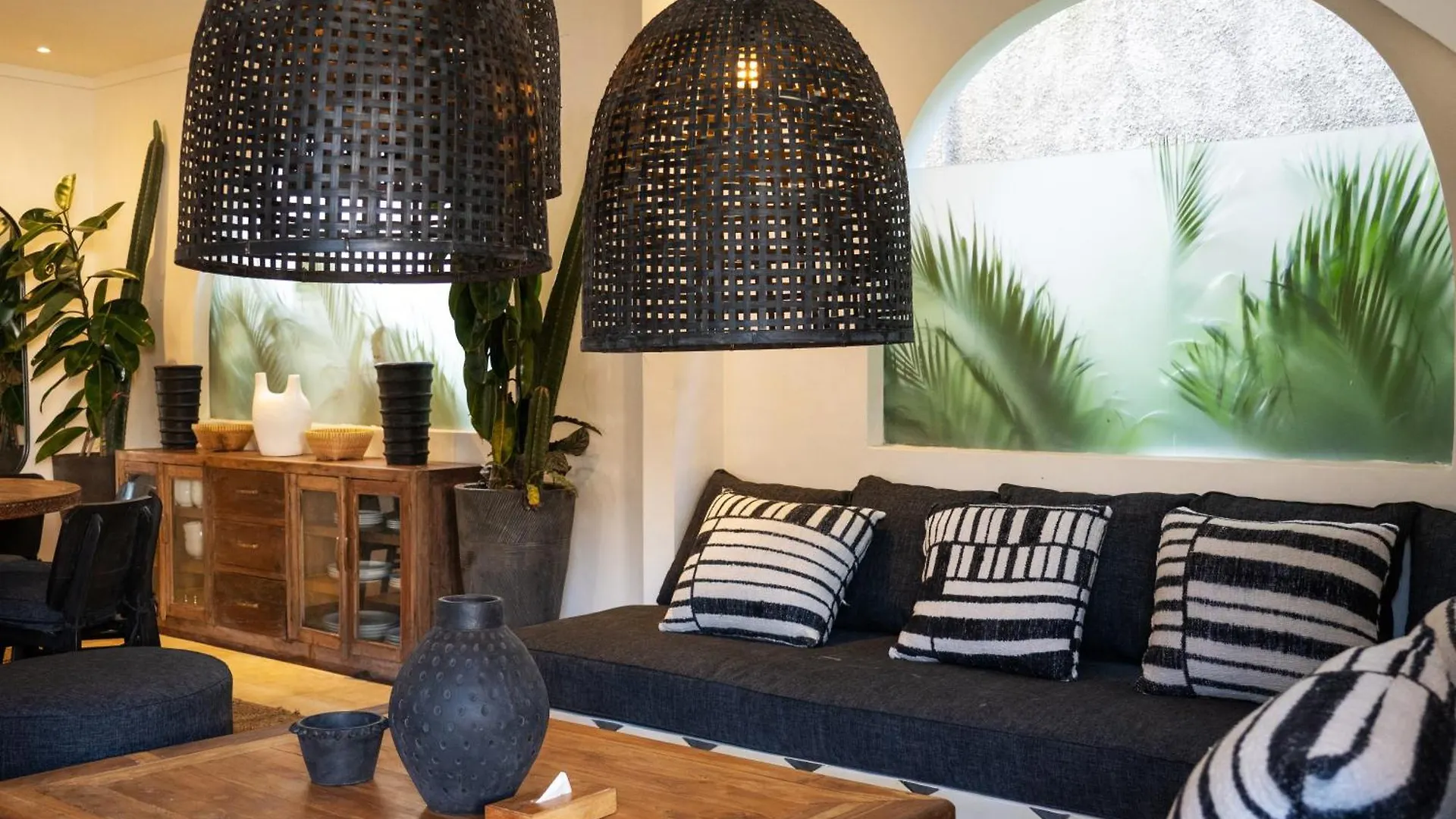 Villa Castilla - Ethnic Vibes Tropical 4Br Villa With Private Pool, 10 Minutes From Canggu Beach Kerobokan  Indonesia