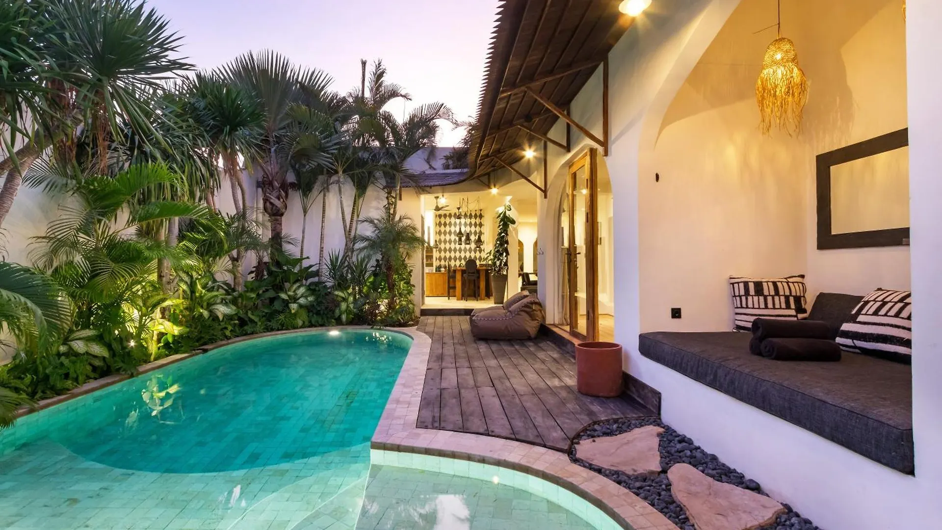 Villa Castilla - Ethnic Vibes Tropical 4Br Villa With Private Pool, 10 Minutes From Canggu Beach Kerobokan  Indonesia