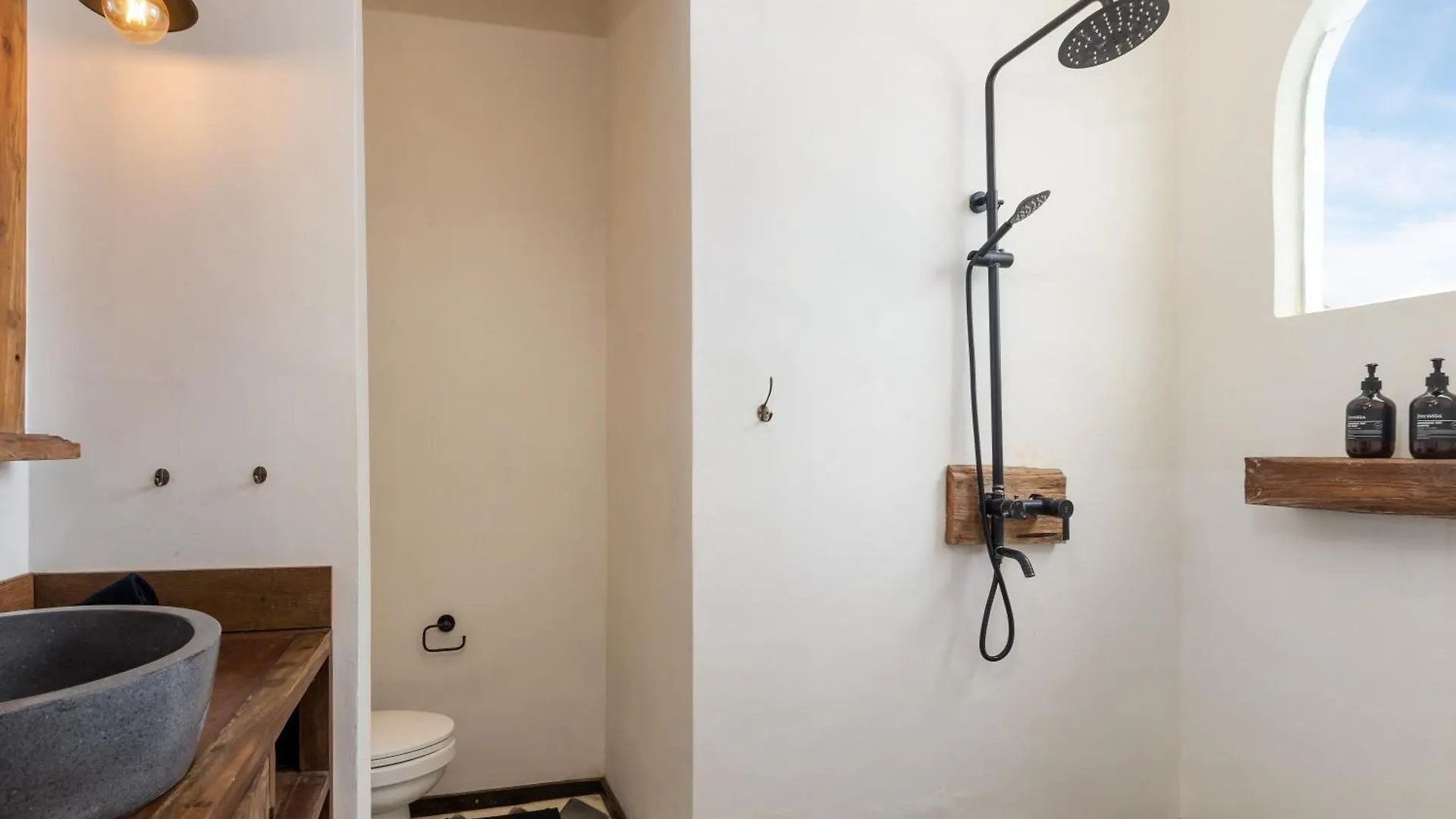 Villa Castilla - Ethnic Vibes Tropical 4Br Villa With Private Pool, 10 Minutes From Canggu Beach Kerobokan
