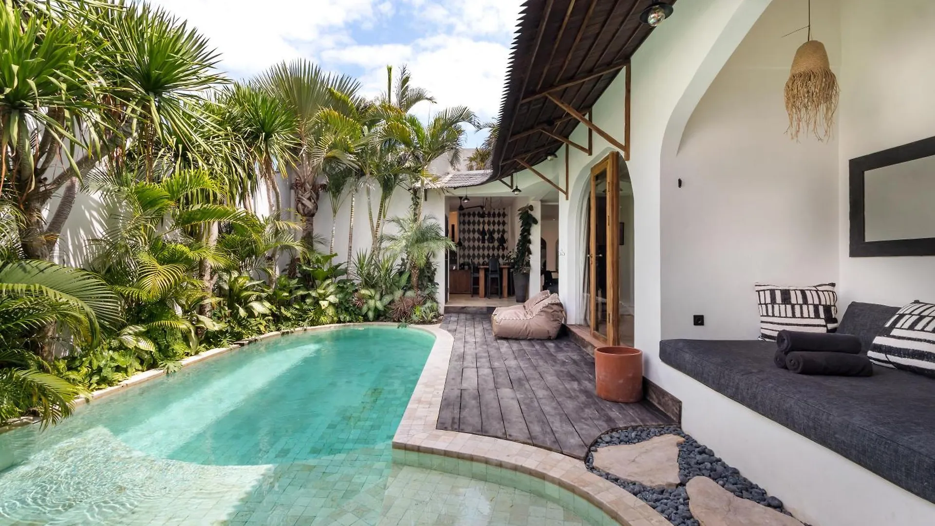 Villa Castilla - Ethnic Vibes Tropical 4Br Villa With Private Pool, 10 Minutes From Canggu Beach Kerobokan